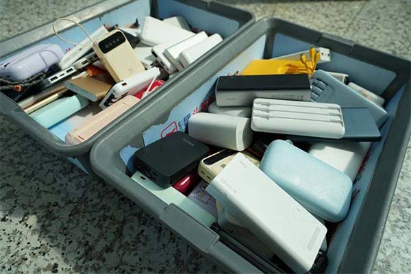 “成筐的充电宝被拦下” “成筐的充电宝被拦下”